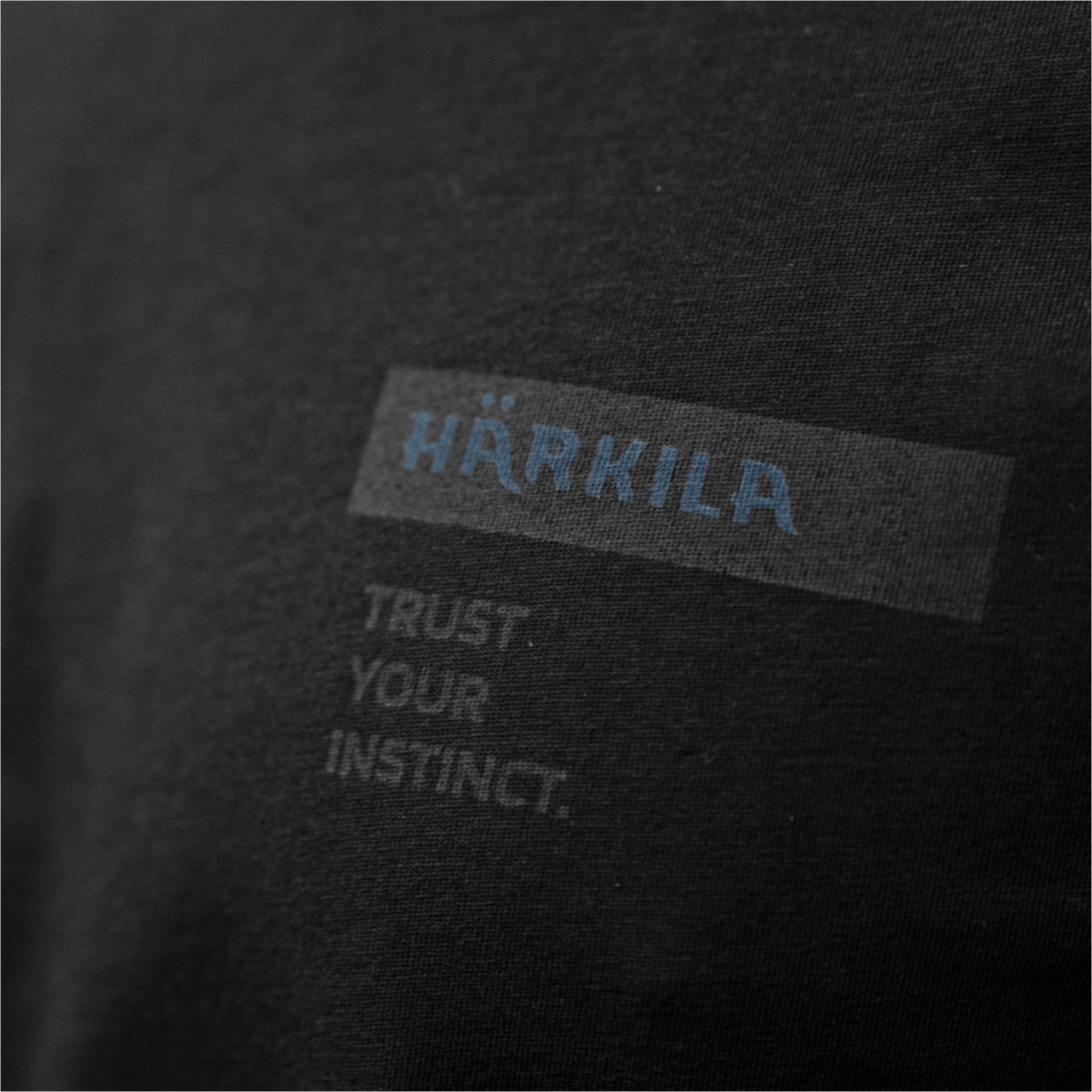 2026 Harkila Heren Logo Band Korte Mouw T-Shirt 102951056001 - Anthracite / Sea Blue